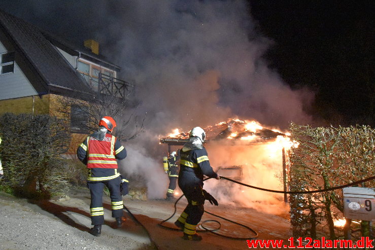 Voldsomt brand i carport. Ulvedalen i vejle øst. 12/04-2020. KL. 23:51.