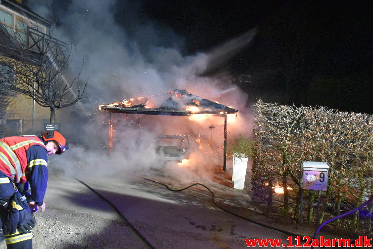 Voldsomt brand i carport. Ulvedalen i vejle øst. 12/04-2020. KL. 23:51.