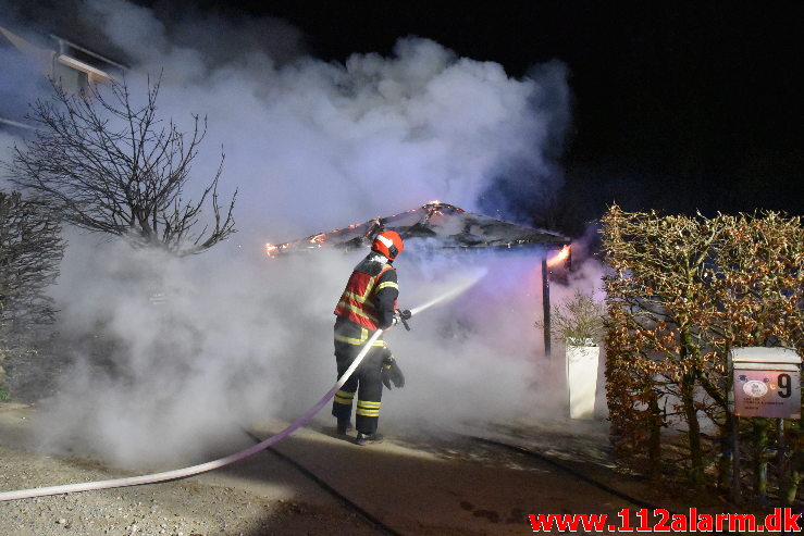 Voldsomt brand i carport. Ulvedalen i vejle øst. 12/04-2020. KL. 23:51.