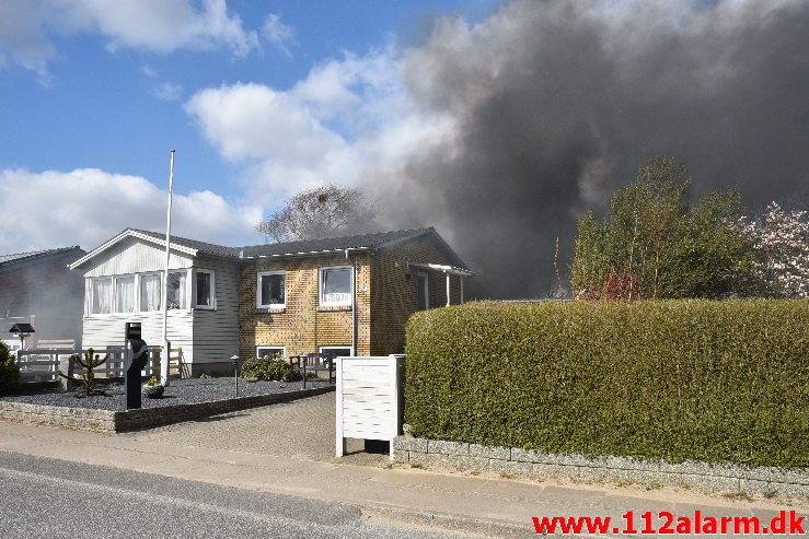 Voldsom brand i udhus. Tiufkærvej i Smidstrup. 13/04-2020. Kl. 15:01.