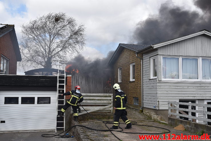 Voldsom brand i udhus. Tiufkærvej i Smidstrup. 13/04-2020. Kl. 15:01.