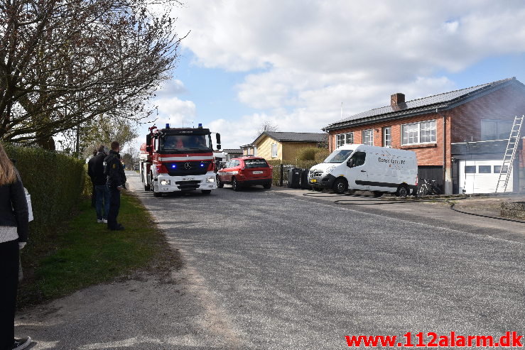 Voldsom brand i udhus. Tiufkærvej i Smidstrup. 13/04-2020. Kl. 15:01.