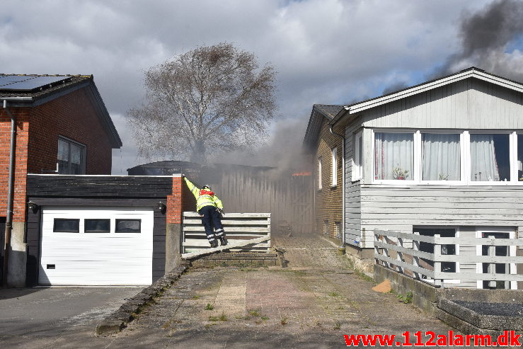 Voldsom brand i udhus. Tiufkærvej i Smidstrup. 13/04-2020. Kl. 15:01.