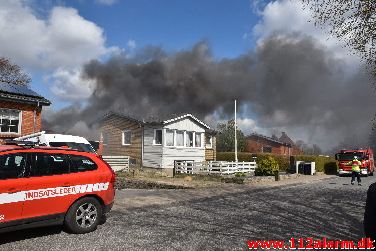 Voldsom brand i udhus. Tiufkærvej i Smidstrup. 13/04-2020. Kl. 15:01.