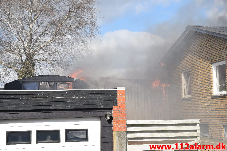 Voldsom brand i udhus. Tiufkærvej i Smidstrup. 13/04-2020. Kl. 15:01.