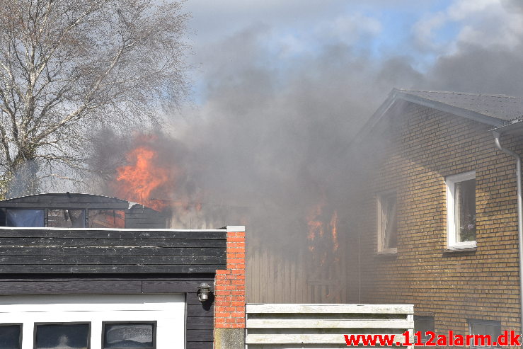 Voldsom brand i udhus. Tiufkærvej i Smidstrup. 13/04-2020. Kl. 15:01.