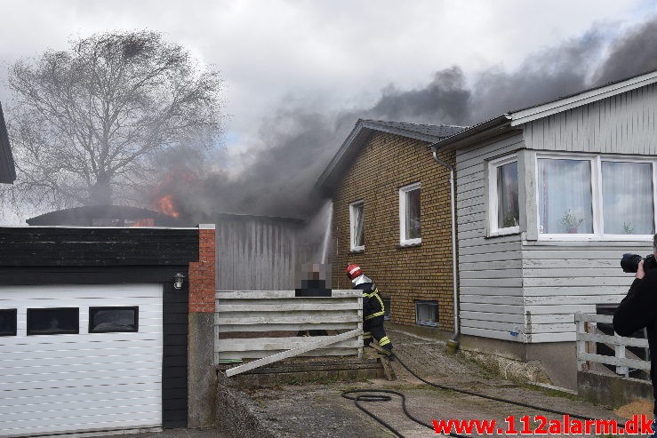 Voldsom brand i udhus. Tiufkærvej i Smidstrup. 13/04-2020. Kl. 15:01.