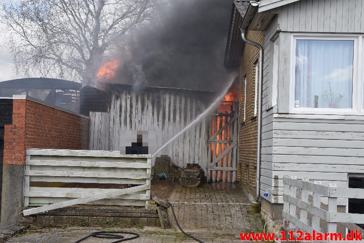 Voldsom brand i udhus. Tiufkærvej i Smidstrup. 13/04-2020. Kl. 15:01.