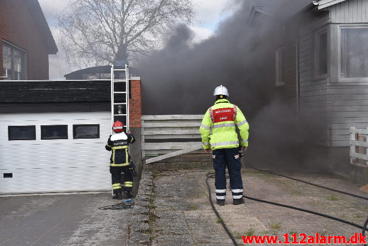 Voldsom brand i udhus. Tiufkærvej i Smidstrup. 13/04-2020. Kl. 15:01.