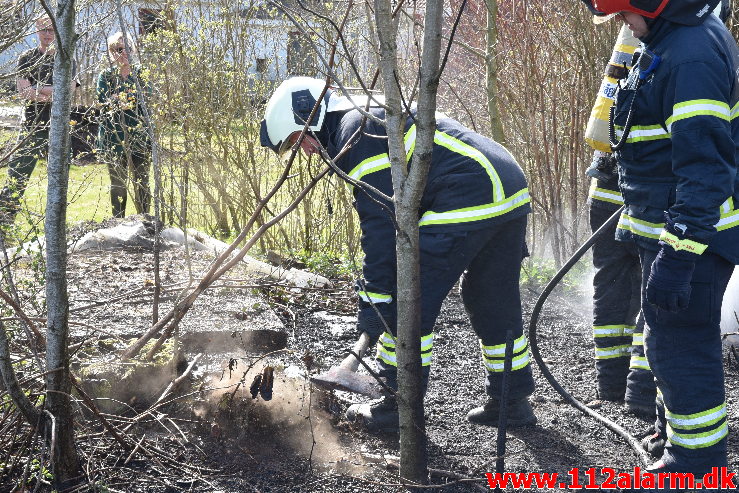 Mindre naturbrand. Jellingvej i Jelling. 14/04-2020. Kl. 15:14.