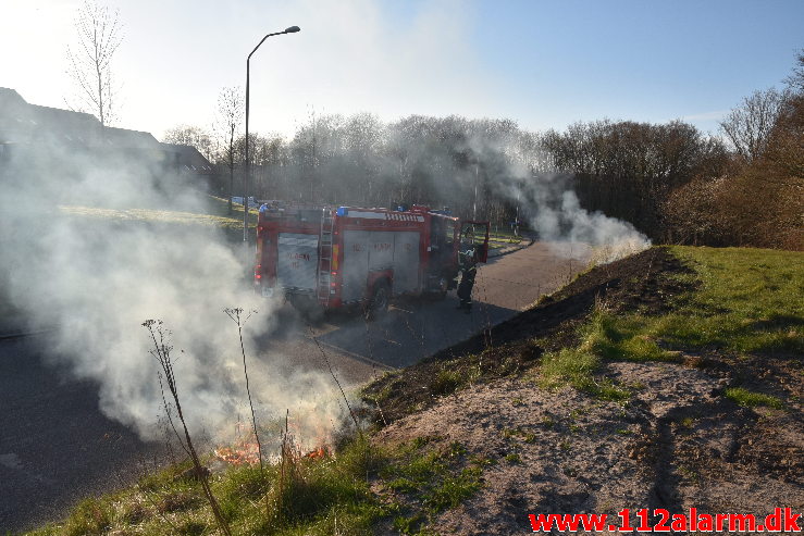 Ild i Skråning. Askevænget i Vejle. 17/04-2020. Kl. 18:58.