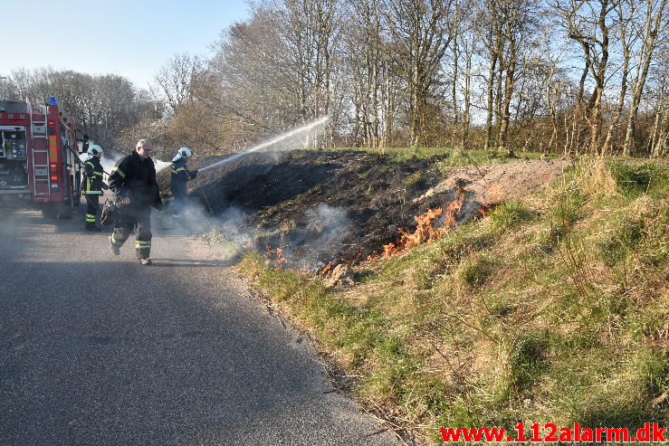 Ild i Skråning. Askevænget i Vejle. 17/04-2020. Kl. 18:58.