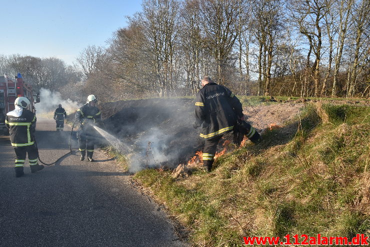 Ild i Skråning. Askevænget i Vejle. 17/04-2020. Kl. 18:58.