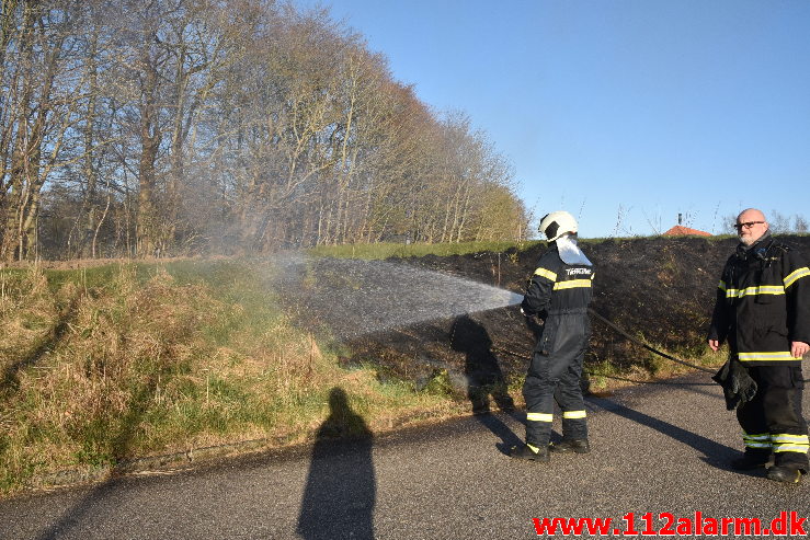 Ild i Skråning. Askevænget i Vejle. 17/04-2020. Kl. 18:58.