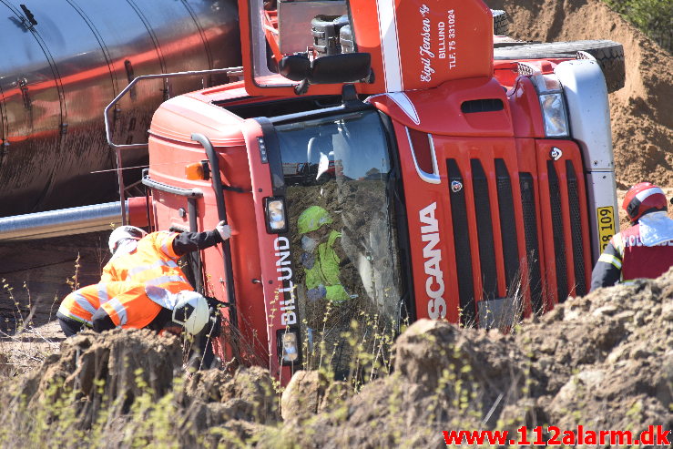 Lastbil væltet med et brag. Buldalen i Vejle. 22/04-2020. Kl. 14:46.