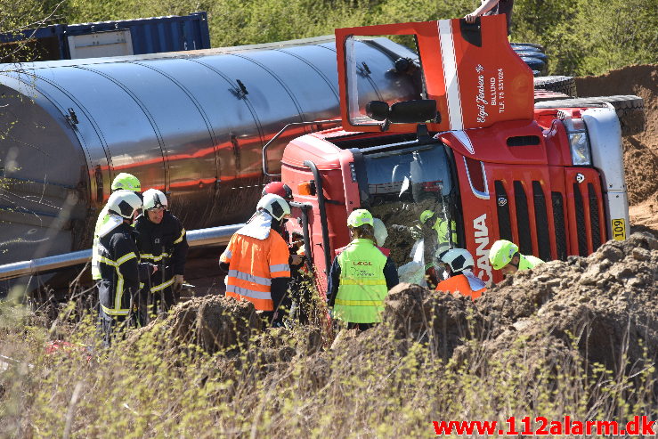 Lastbil væltet med et brag. Buldalen i Vejle. 22/04-2020. Kl. 14:46.