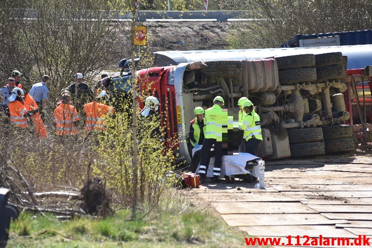 Lastbil væltet med et brag. Buldalen i Vejle. 22/04-2020. Kl. 14:46.