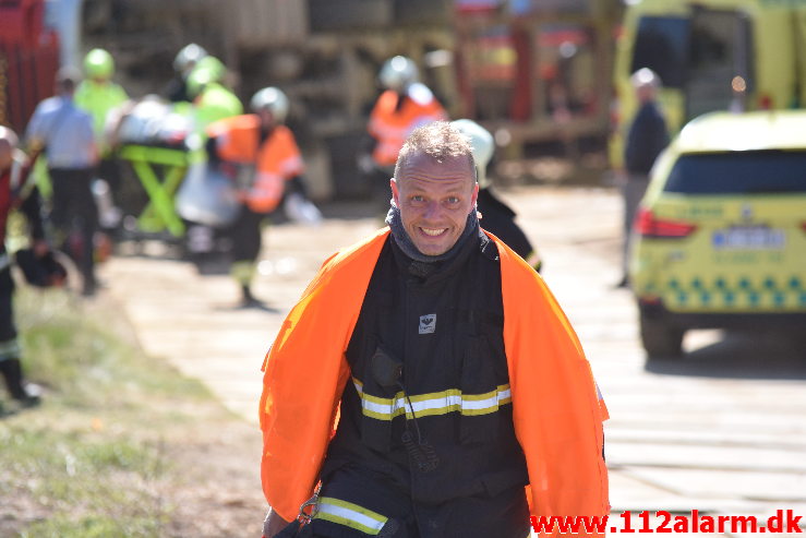 Lastbil væltet med et brag. Buldalen i Vejle. 22/04-2020. Kl. 14:46.