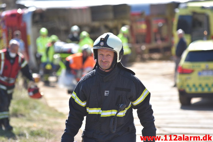 Lastbil væltet med et brag. Buldalen i Vejle. 22/04-2020. Kl. 14:46.