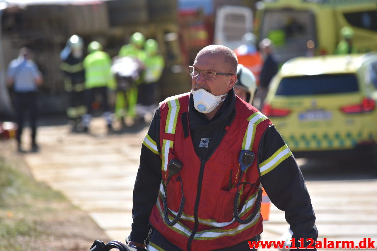 Lastbil væltet med et brag. Buldalen i Vejle. 22/04-2020. Kl. 14:46.