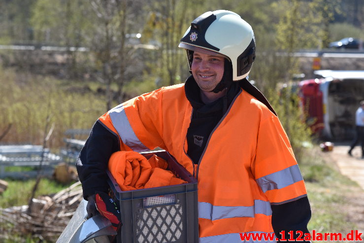 Lastbil væltet med et brag. Buldalen i Vejle. 22/04-2020. Kl. 14:46.