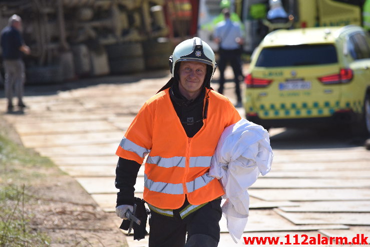 Lastbil væltet med et brag. Buldalen i Vejle. 22/04-2020. Kl. 14:46.