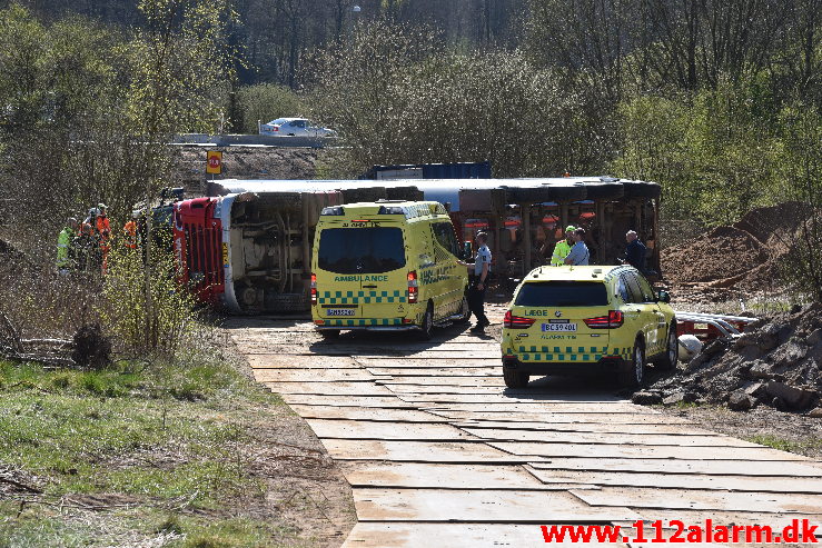 Lastbil væltet med et brag. Buldalen i Vejle. 22/04-2020. Kl. 14:46.