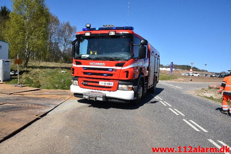 Lastbil væltet med et brag. Buldalen i Vejle. 22/04-2020. Kl. 14:46.