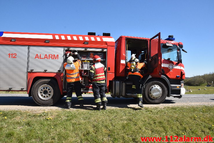 Lastbil væltet med et brag. Buldalen i Vejle. 22/04-2020. Kl. 14:46.