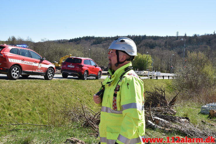 Lastbil væltet med et brag. Buldalen i Vejle. 22/04-2020. Kl. 14:46.