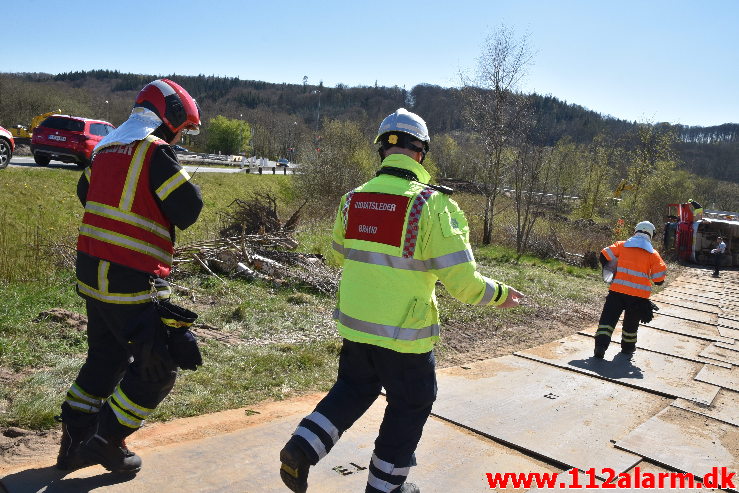 Lastbil væltet med et brag. Buldalen i Vejle. 22/04-2020. Kl. 14:46.