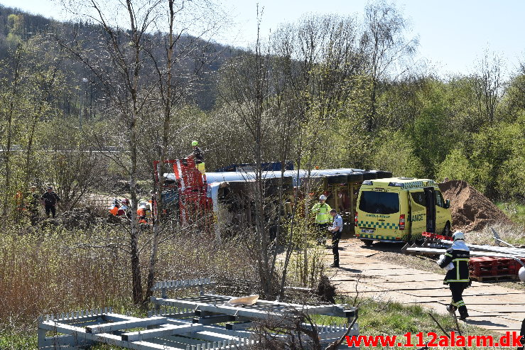 Lastbil væltet med et brag. Buldalen i Vejle. 22/04-2020. Kl. 14:46.