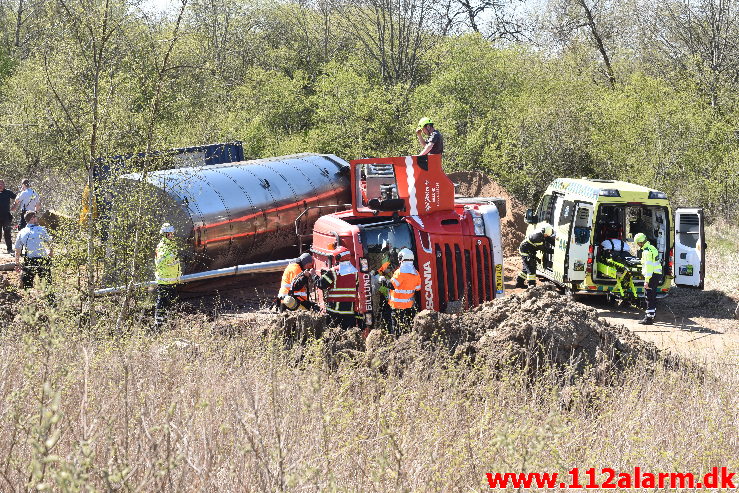 Lastbil væltet med et brag. Buldalen i Vejle. 22/04-2020. Kl. 14:46.