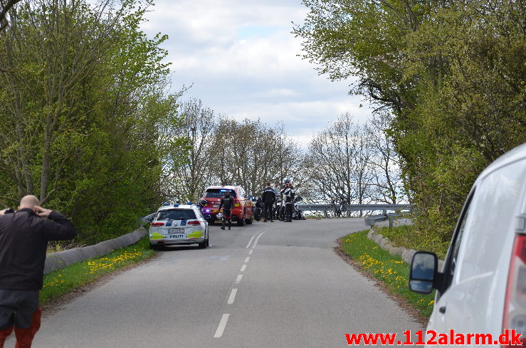 Motorcyklist kørt ud over autoværnet. Gl. Vejlevej ved Daugård. 25/04-2020. KL. 11:59.