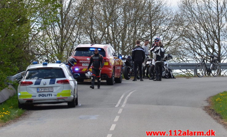 Motorcyklist kørt ud over autoværnet. Gl. Vejlevej ved Daugård. 25/04-2020. KL. 11:59.