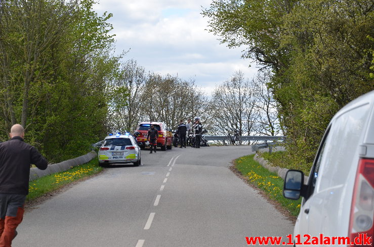 Motorcyklist kørt ud over autoværnet. Gl. Vejlevej ved Daugård. 25/04-2020. KL. 11:59.