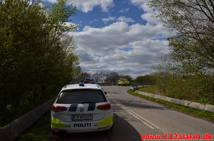Motorcyklist kørt ud over autoværnet. Gl. Vejlevej ved Daugård. 25/04-2020. KL. 11:59.