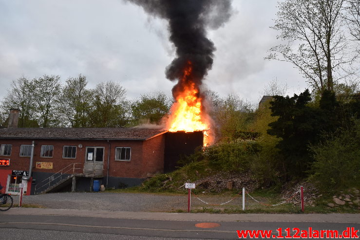 Ild i Industribygning. Jellingvej i Vejle. 26/04-2020. Kl. 20:06.