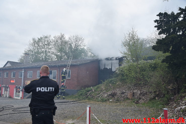 Ild i Industribygning. Jellingvej i Vejle. 26/04-2020. Kl. 20:06.