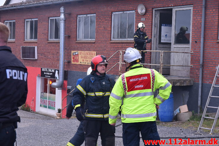 Ild i Industribygning. Jellingvej i Vejle. 26/04-2020. Kl. 20:06.