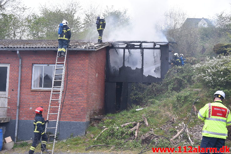 Ild i Industribygning. Jellingvej i Vejle. 26/04-2020. Kl. 20:06.