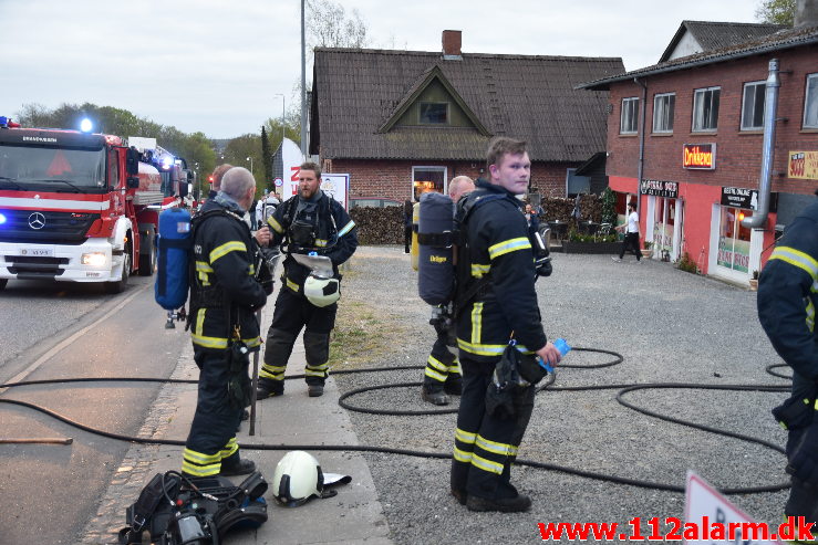 Ild i Industribygning. Jellingvej i Vejle. 26/04-2020. Kl. 20:06.