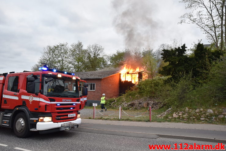 Ild i Industribygning. Jellingvej i Vejle. 26/04-2020. Kl. 20:06.