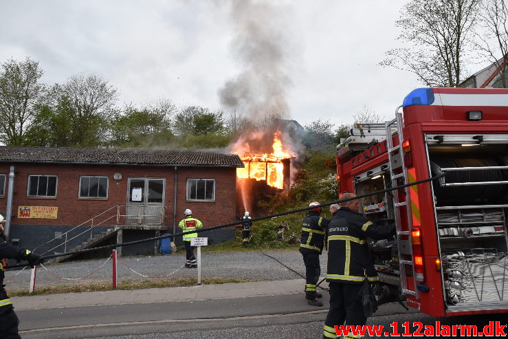 Ild i Industribygning. Jellingvej i Vejle. 26/04-2020. Kl. 20:06.