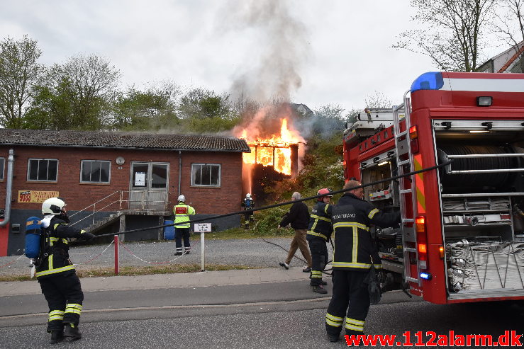 Ild i Industribygning. Jellingvej i Vejle. 26/04-2020. Kl. 20:06.