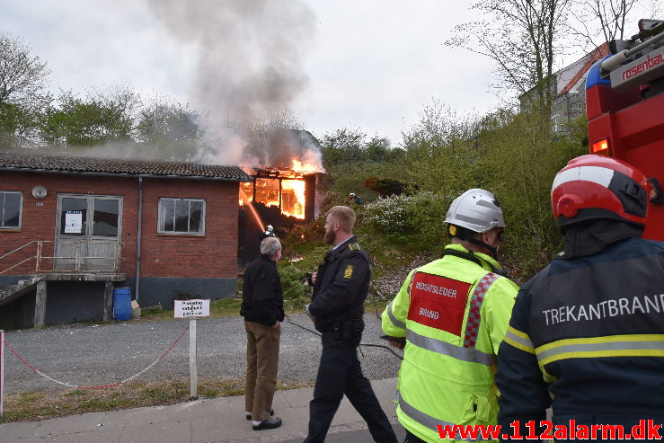 Ild i Industribygning. Jellingvej i Vejle. 26/04-2020. Kl. 20:06.