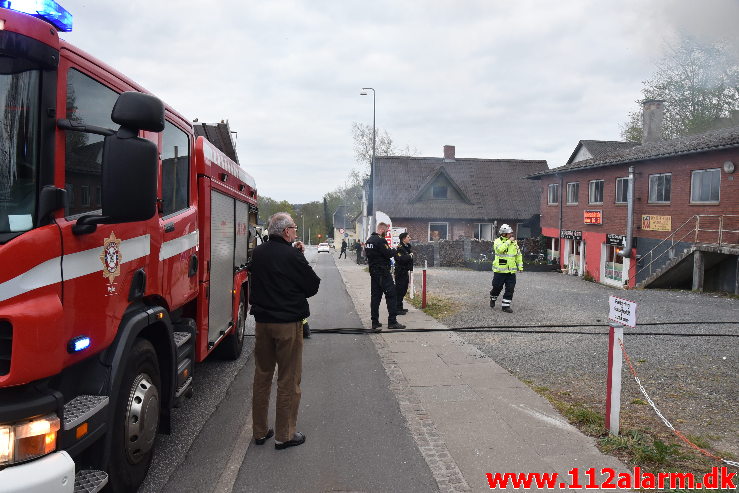 Ild i Industribygning. Jellingvej i Vejle. 26/04-2020. Kl. 20:06.