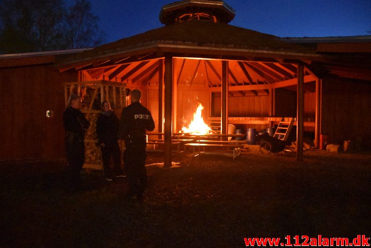 Ild i fritliggende udhus. Badevænget i Vejle. 30/04-2020. KL. 22:07.