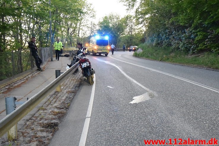 Han røg hen over autoværnet. Jellingvej i Vejle. 05/05-2020. Kl. 21:19.