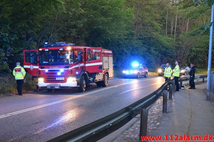 Han røg hen over autoværnet. Jellingvej i Vejle. 05/05-2020. Kl. 21:19.